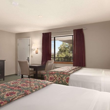 Days Inn By Wyndham Кортес Екстериор снимка