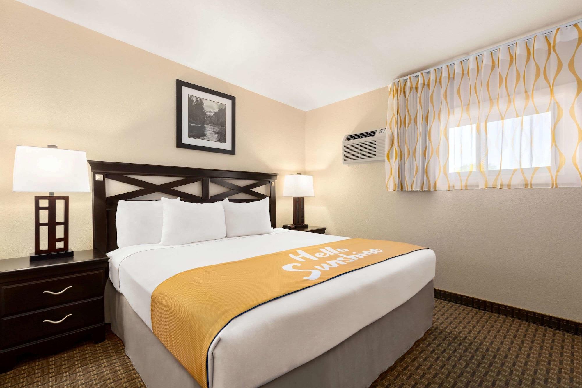 Days Inn By Wyndham Кортес Екстериор снимка