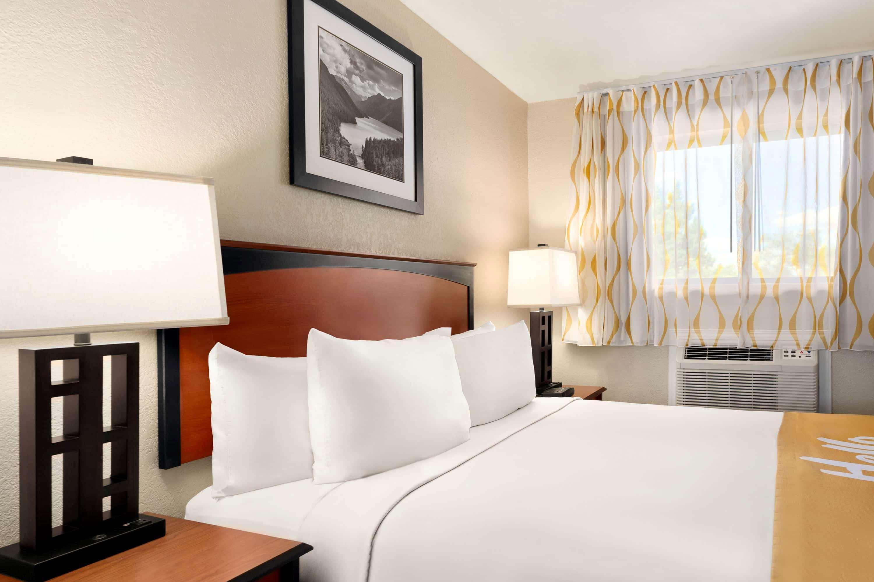 Days Inn By Wyndham Кортес Екстериор снимка