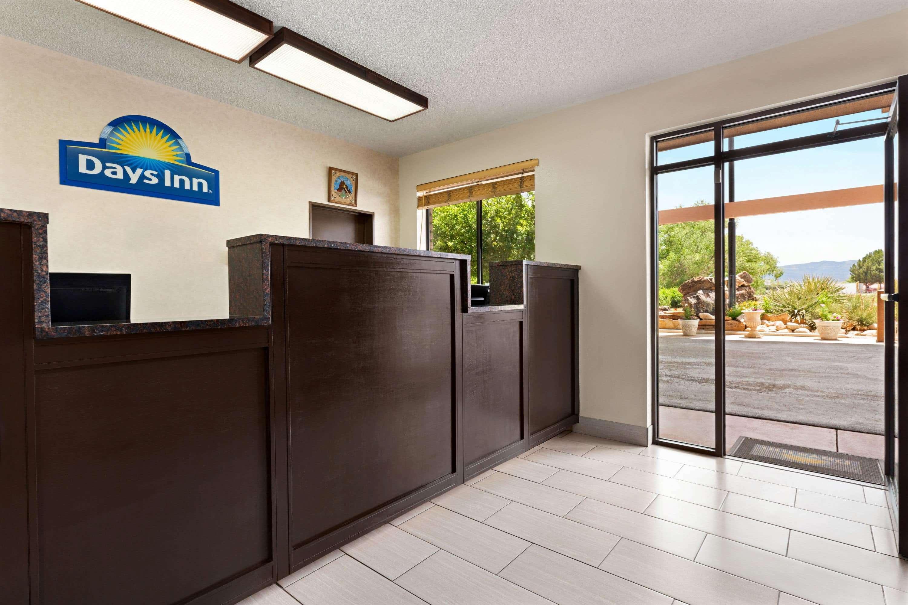 Days Inn By Wyndham Кортес Екстериор снимка