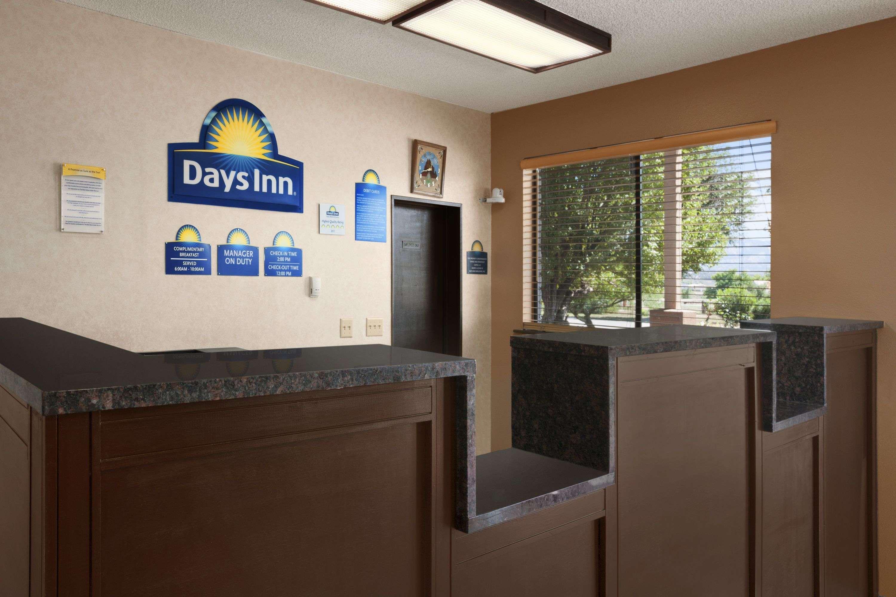 Days Inn By Wyndham Кортес Екстериор снимка