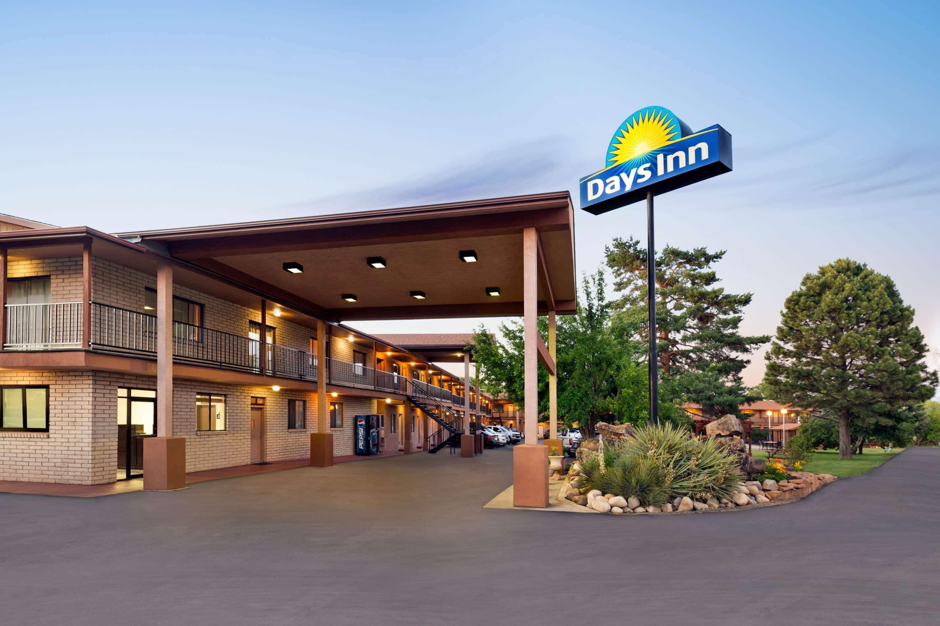 Days Inn By Wyndham Кортес Екстериор снимка